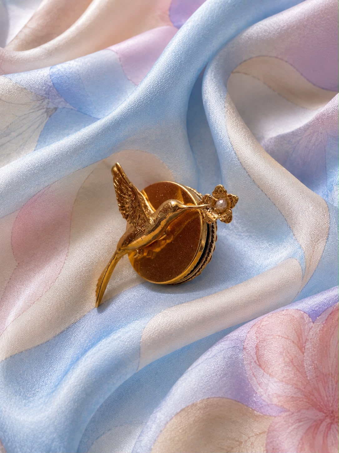 Rosanera — Foulard in seta, dettaglio ciondolo colibrì dorato — La Corte dei Foulard, DelixGo
