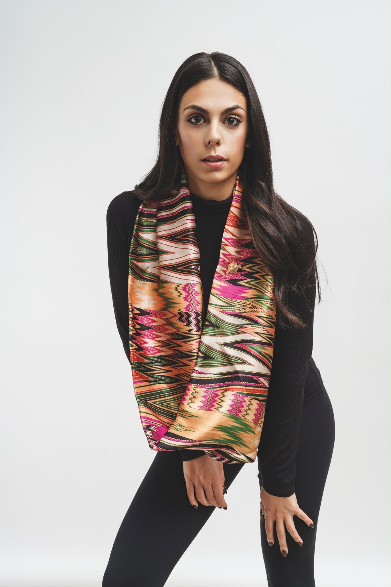 Miss — Foulard in seta, fantasia multicolor a zigzag, ritratto editoriale — La Corte dei Foulard, DelixGo