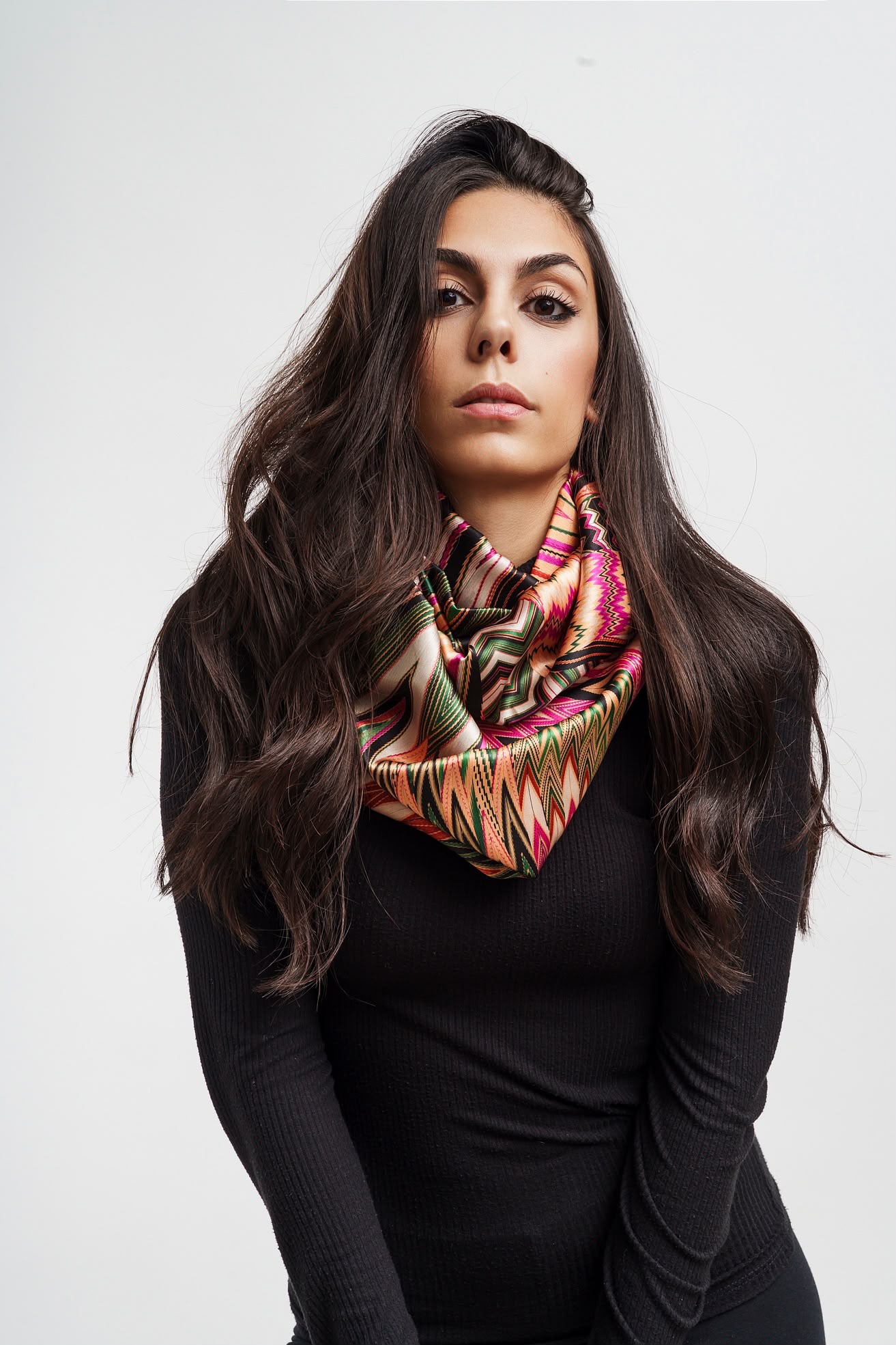 Miss — Foulard in seta, fantasia multicolor a zigzag, annodato al collo — La Corte dei Foulard, DelixGo