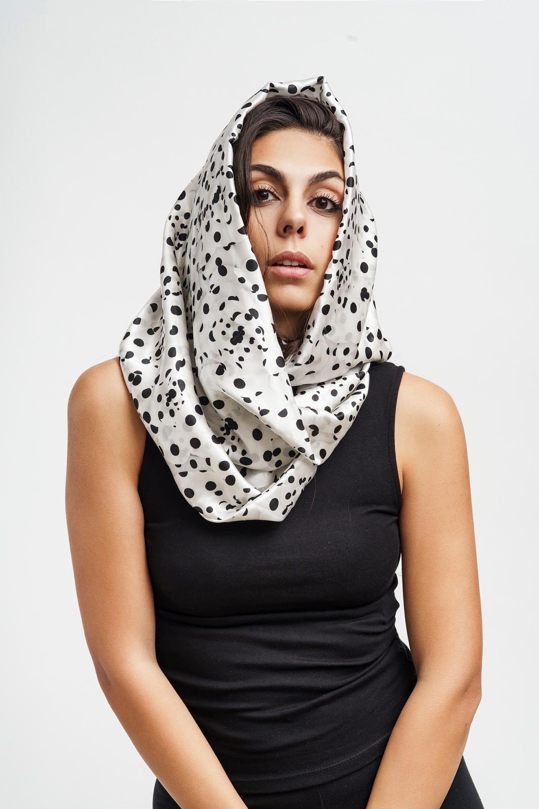 Dalmata — Foulard in seta, fantasia animalier a macchie, portato in testa — La Corte dei Foulard, DelixGo
