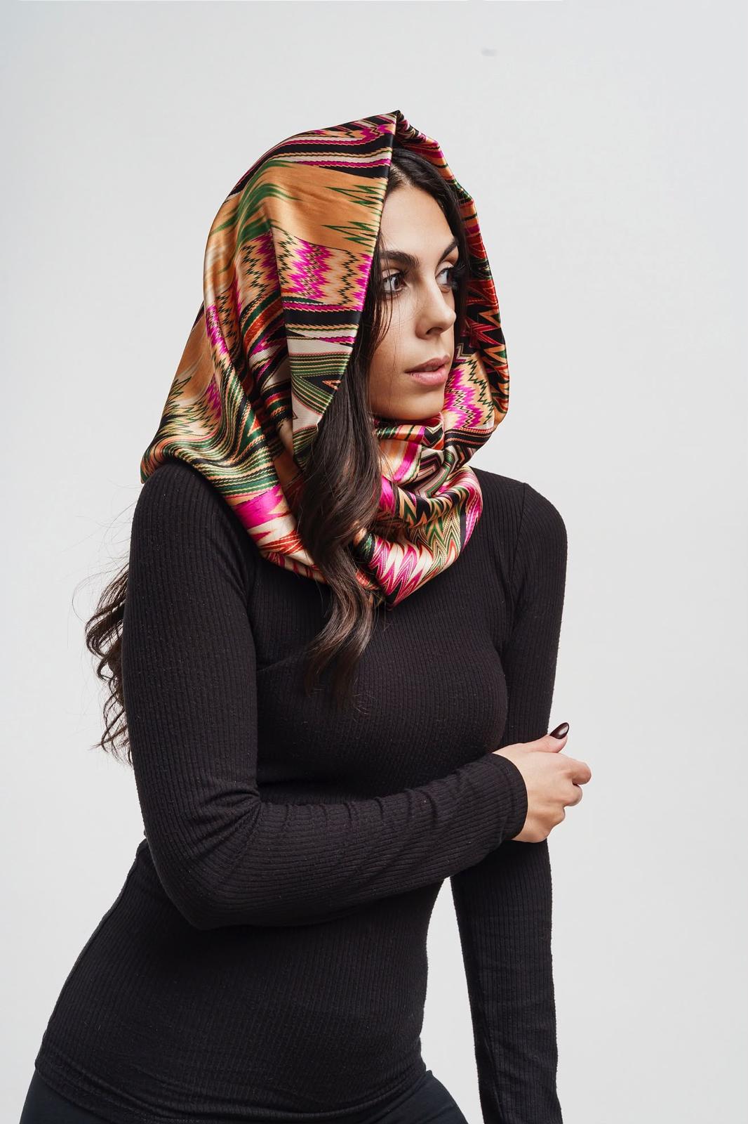 Miss — Foulard in seta, fantasia multicolor a zigzag, portato in testa — La Corte dei Foulard, DelixGo