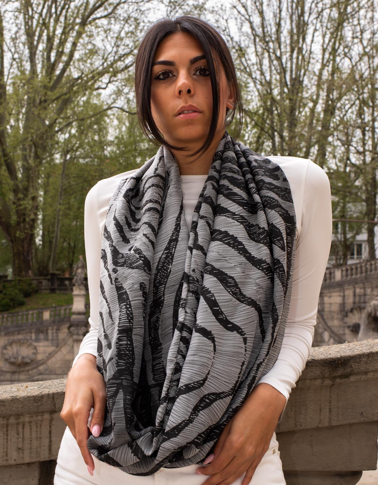 Venatura — Foulard in seta, fantasia a righe, ritratto frontale annodato al collo — La Corte dei Foulard, DelixGo