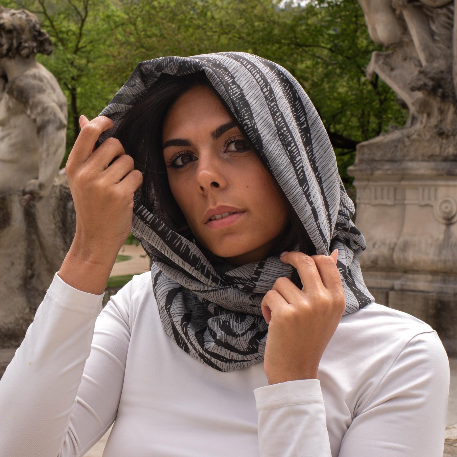 Venatura — Foulard in seta, fantasia a righe, portato in testa — La Corte dei Foulard, DelixGo