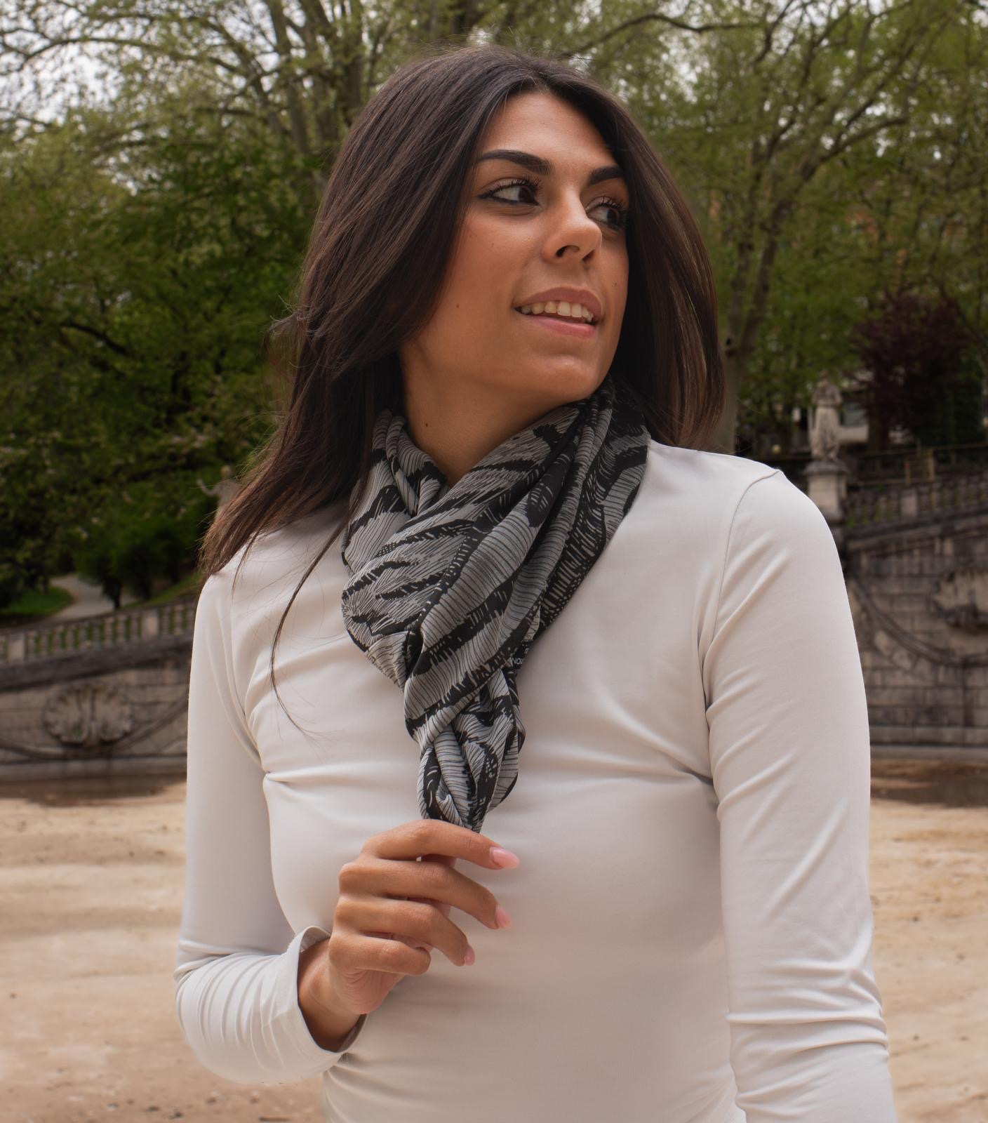 Venatura — Foulard in seta, fantasia a righe, ritratto editoriale — La Corte dei Foulard, DelixGo