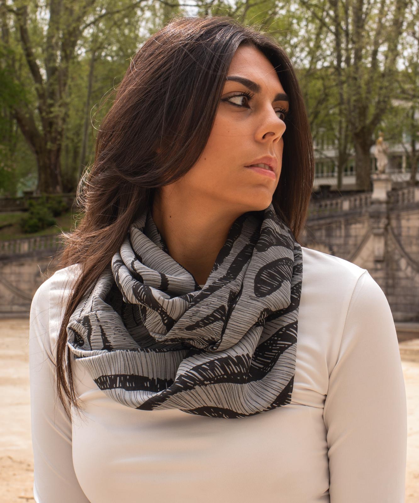 Venatura — Foulard in seta, fantasia a righe, dettaglio annodato al collo — La Corte dei Foulard, DelixGo