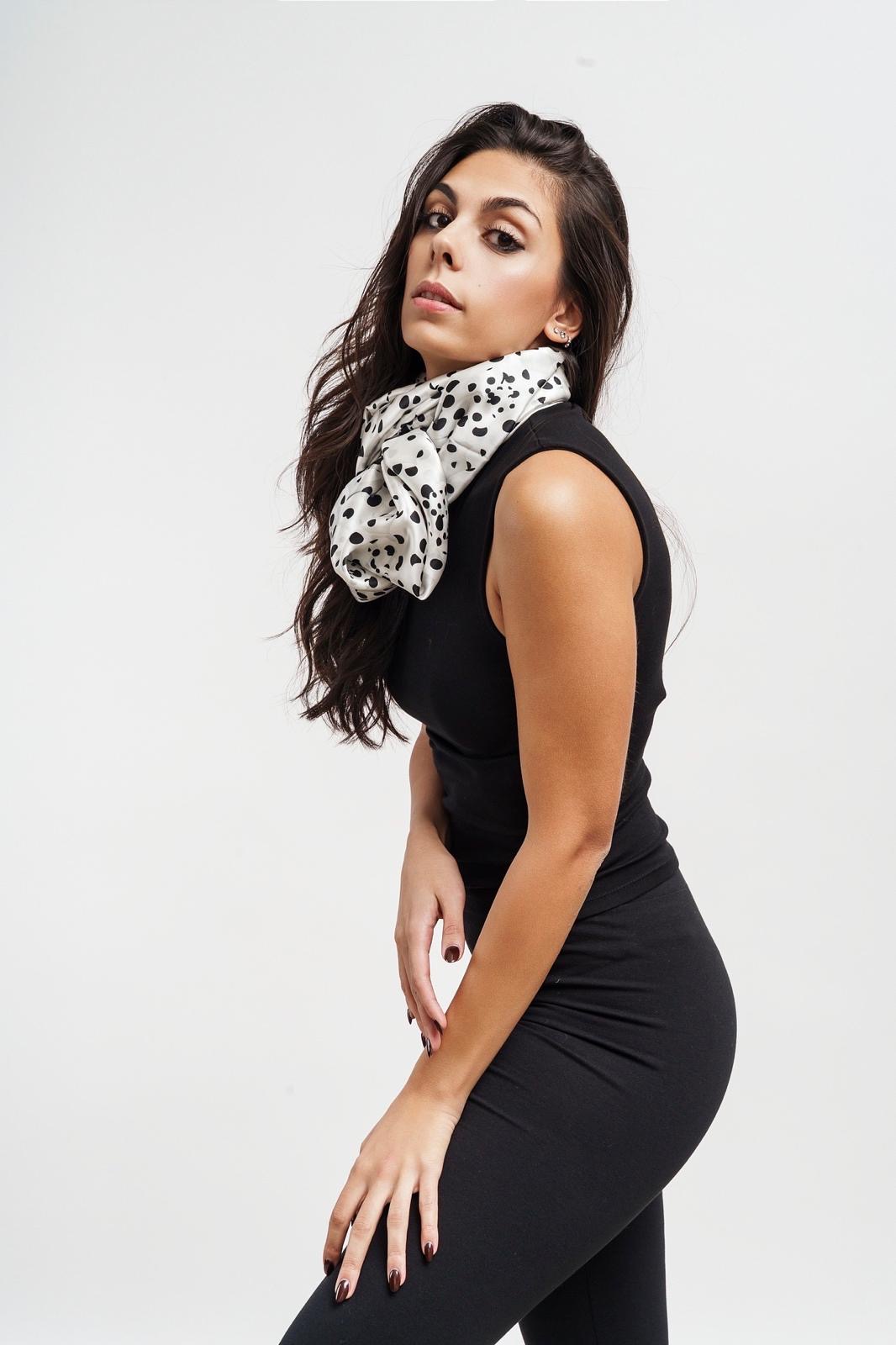 Dalmata — Foulard in seta, fantasia animalier a macchie, ritratto laterale annodato al collo — La Corte dei Foulard, DelixGo