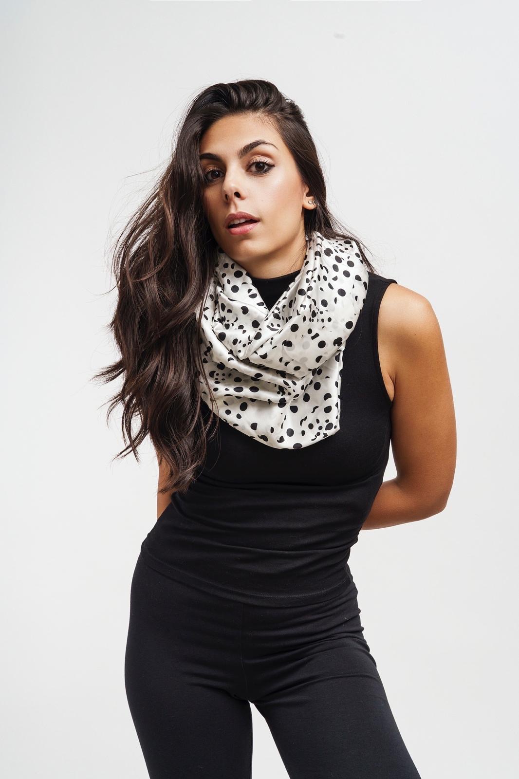 Dalmata — Foulard in seta, fantasia animalier a macchie, ritratto frontale — La Corte dei Foulard, DelixGo