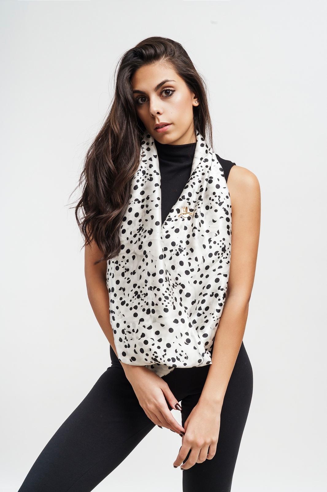 Dalmata — Foulard in seta, fantasia animalier a macchie, ritratto frontale drappeggiato sulle spalle — La Corte dei Foulard, DelixGo