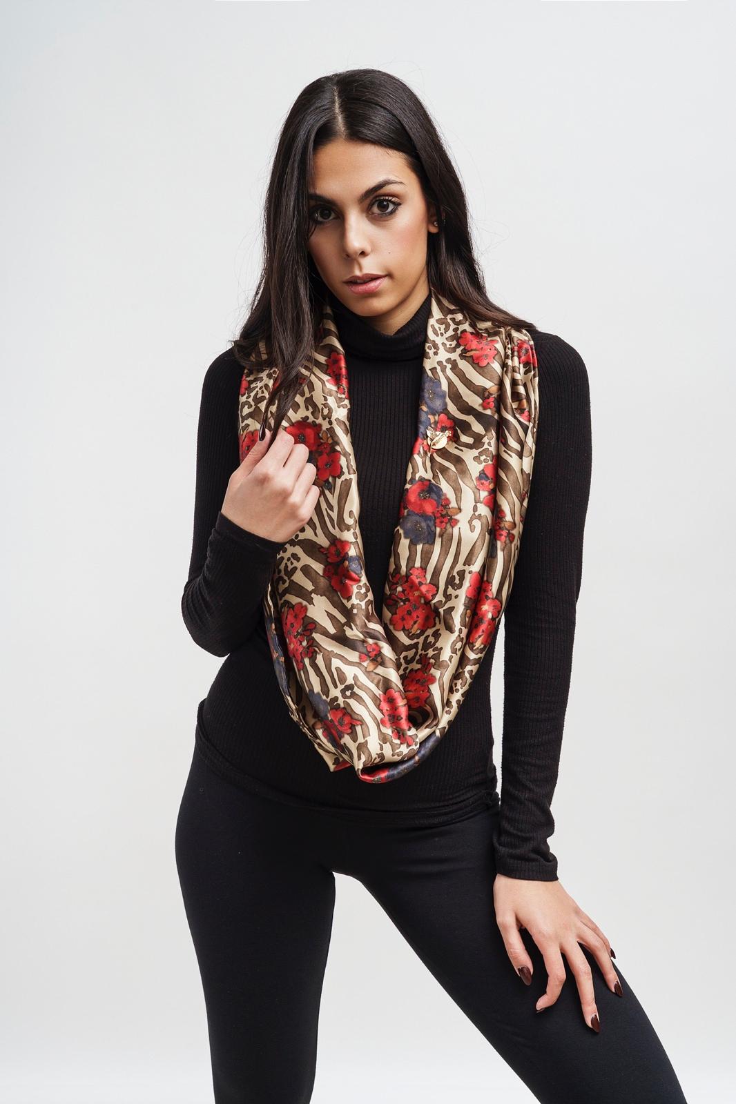 Elysia — Foulard in seta, fantasia bordeaux e oro, ritratto frontale annodato al collo — La Corte dei Foulard, DelixGo