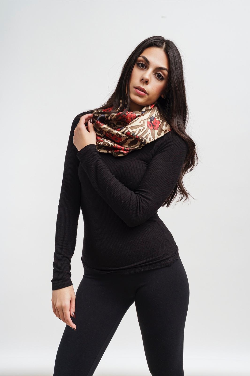 Elysia — Foulard in seta, fantasia bordeaux e oro, ritratto laterale — La Corte dei Foulard, DelixGo