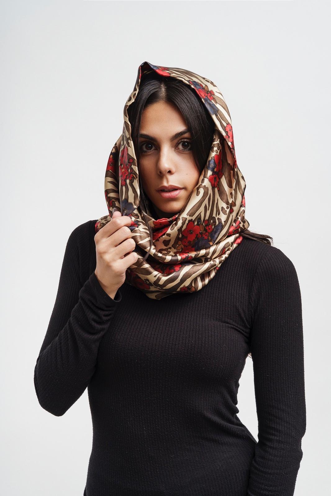 Elysia — Foulard in seta, fantasia bordeaux e oro, portato in testa — La Corte dei Foulard, DelixGo