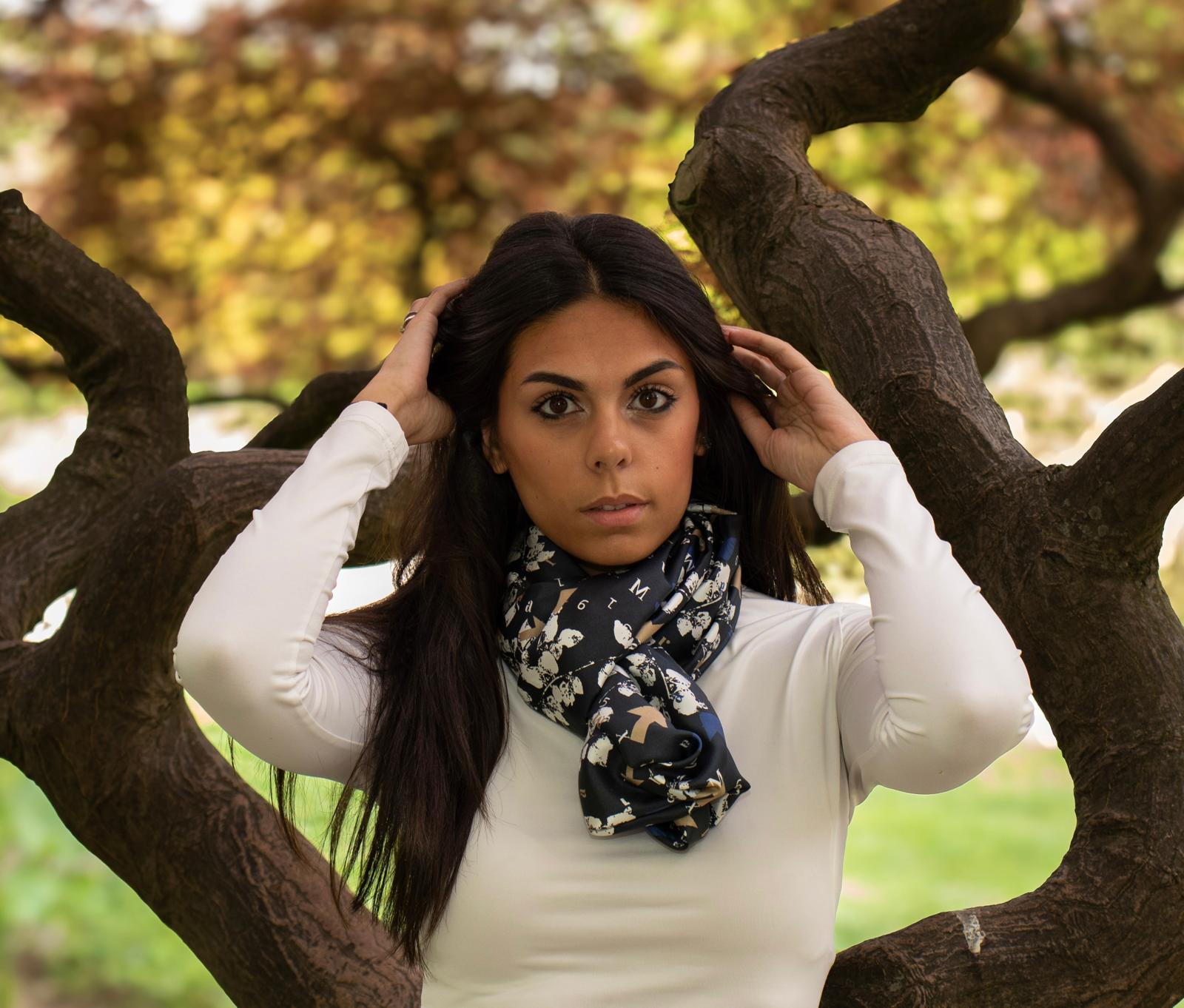 Fantasy — Foulard in seta, fantasia scura, ritratto tra gli alberi — La Corte dei Foulard, DelixGo