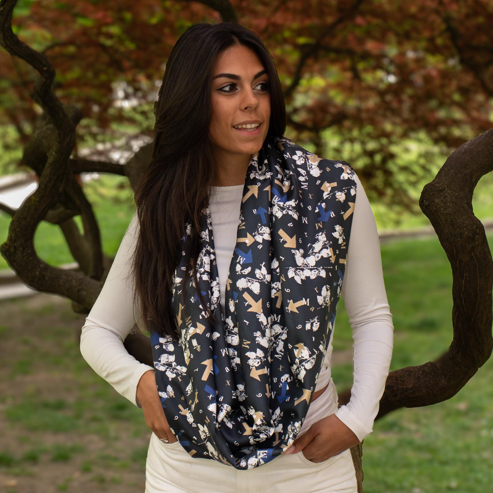 Fantasy — Foulard in seta, fantasia scura, ritratto laterale sorridente — La Corte dei Foulard, DelixGo