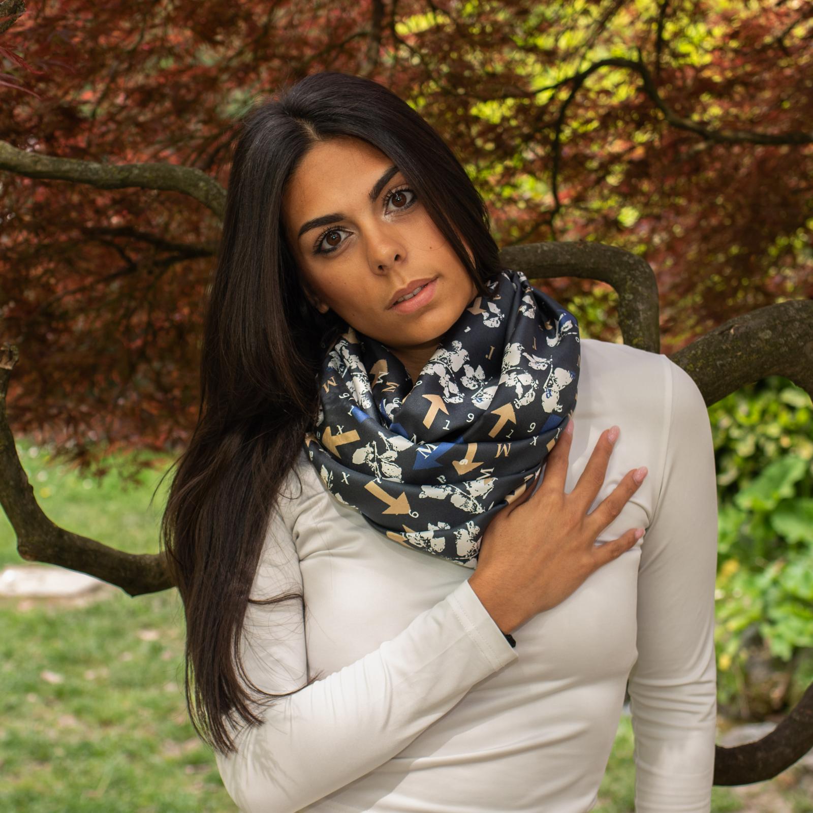 Fantasy — Foulard in seta, fantasia scura, ritratto frontale annodato al collo — La Corte dei Foulard, DelixGo