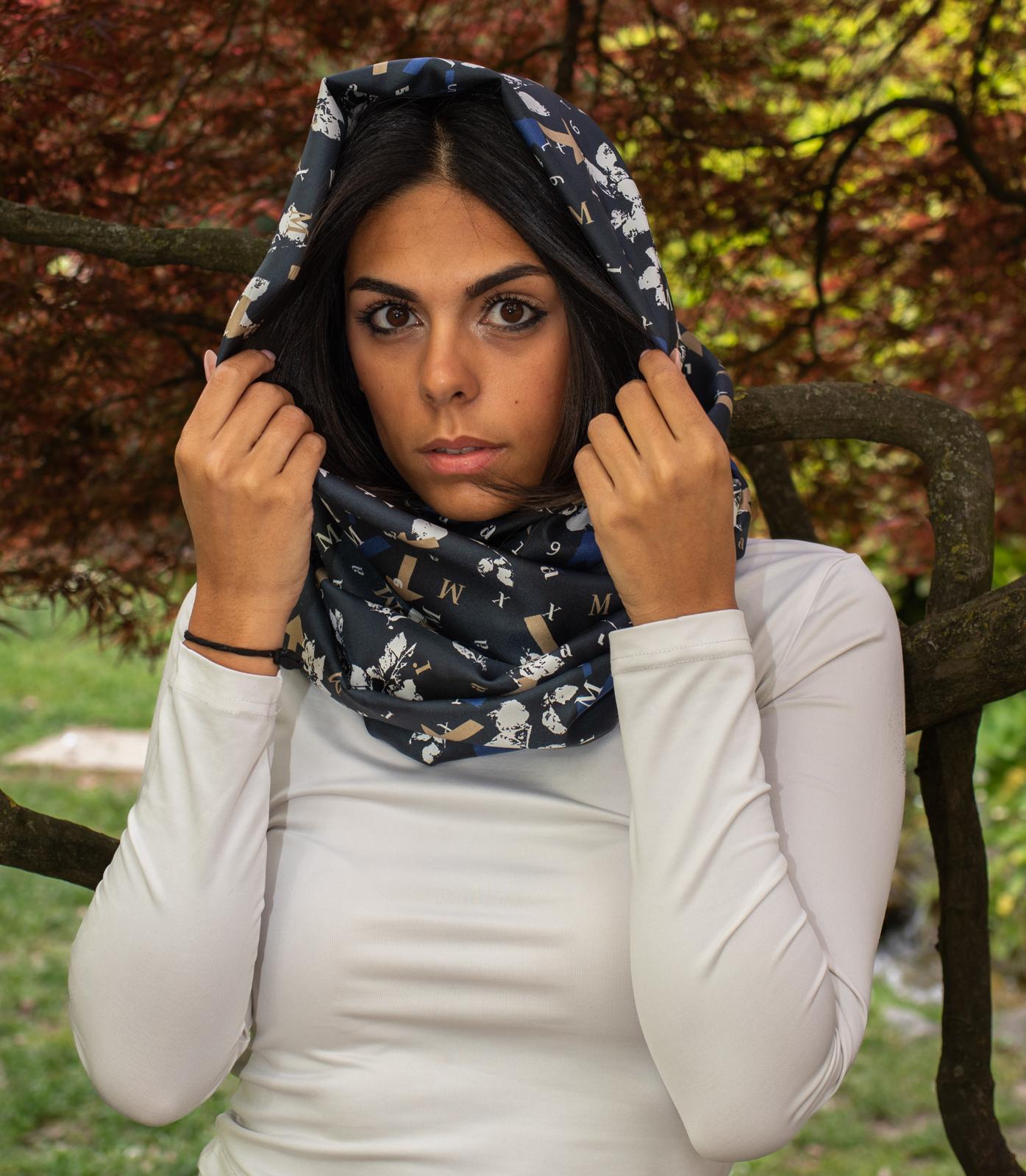 Fantasy — Foulard in seta, fantasia scura, portato in testa — La Corte dei Foulard, DelixGo