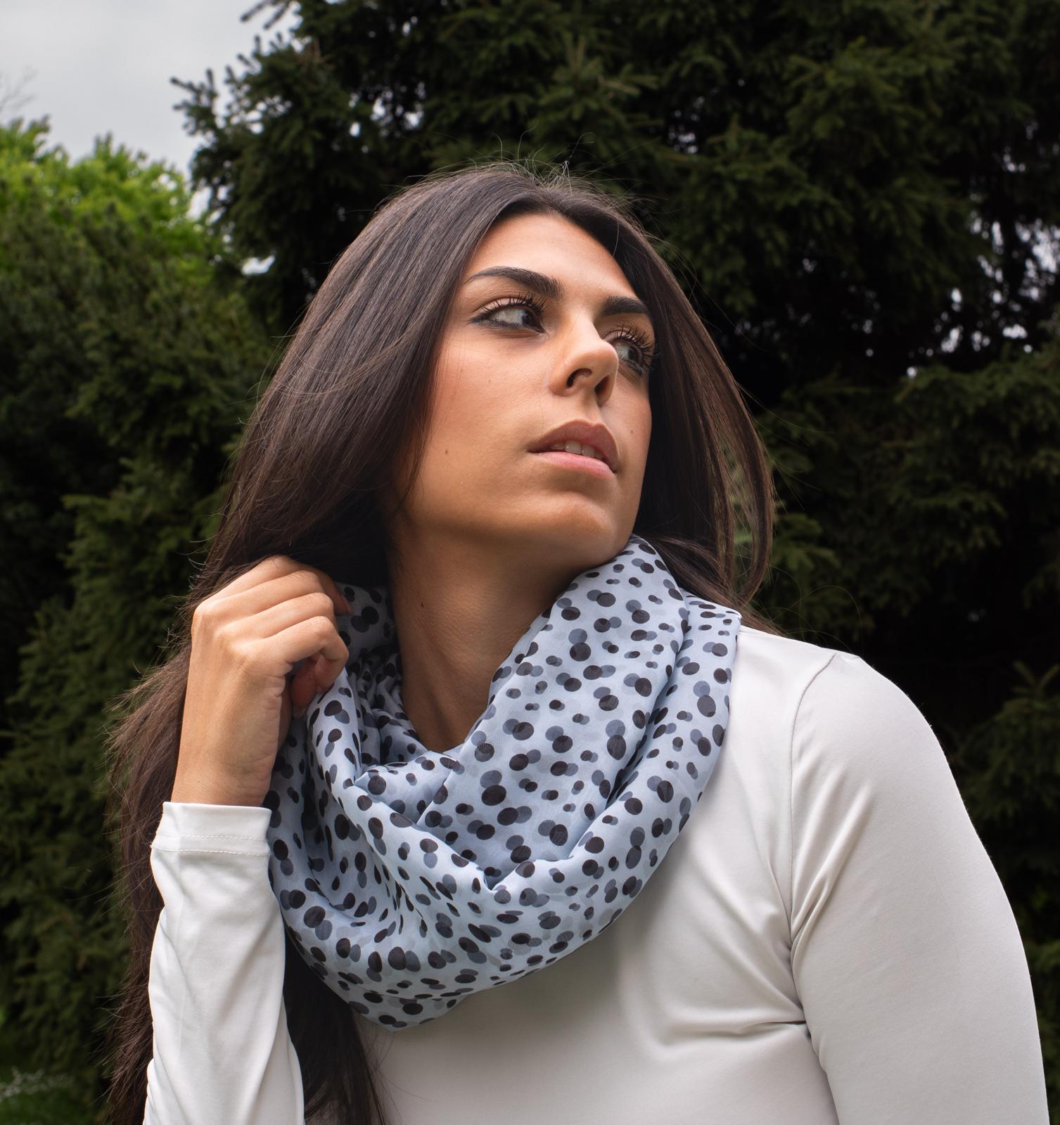 Azul Pois — Foulard in seta, fantasia a pois azzurra, ritratto laterale annodato al collo — La Corte dei Foulard, DelixGo