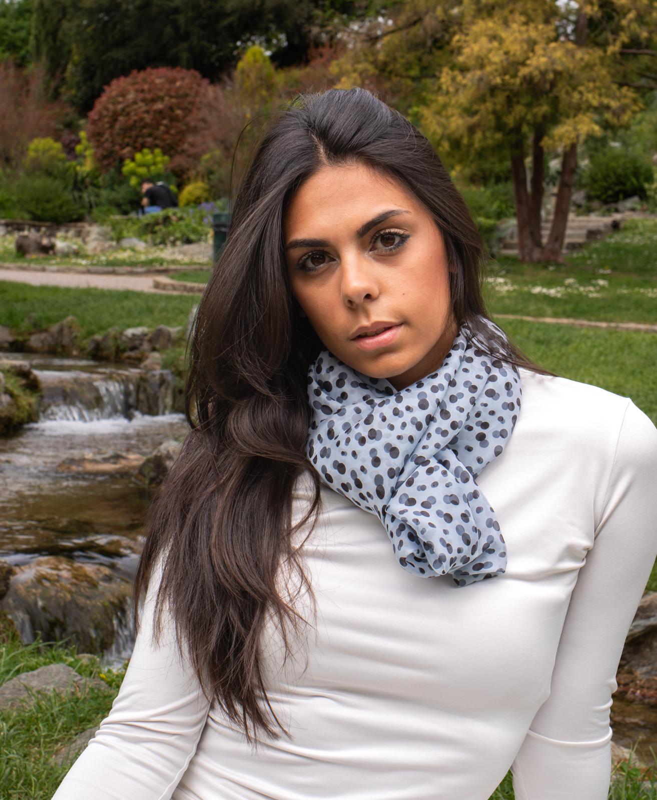 Azul Pois — Foulard in seta, fantasia a pois azzurra, ritratto in giardino — La Corte dei Foulard, DelixGo