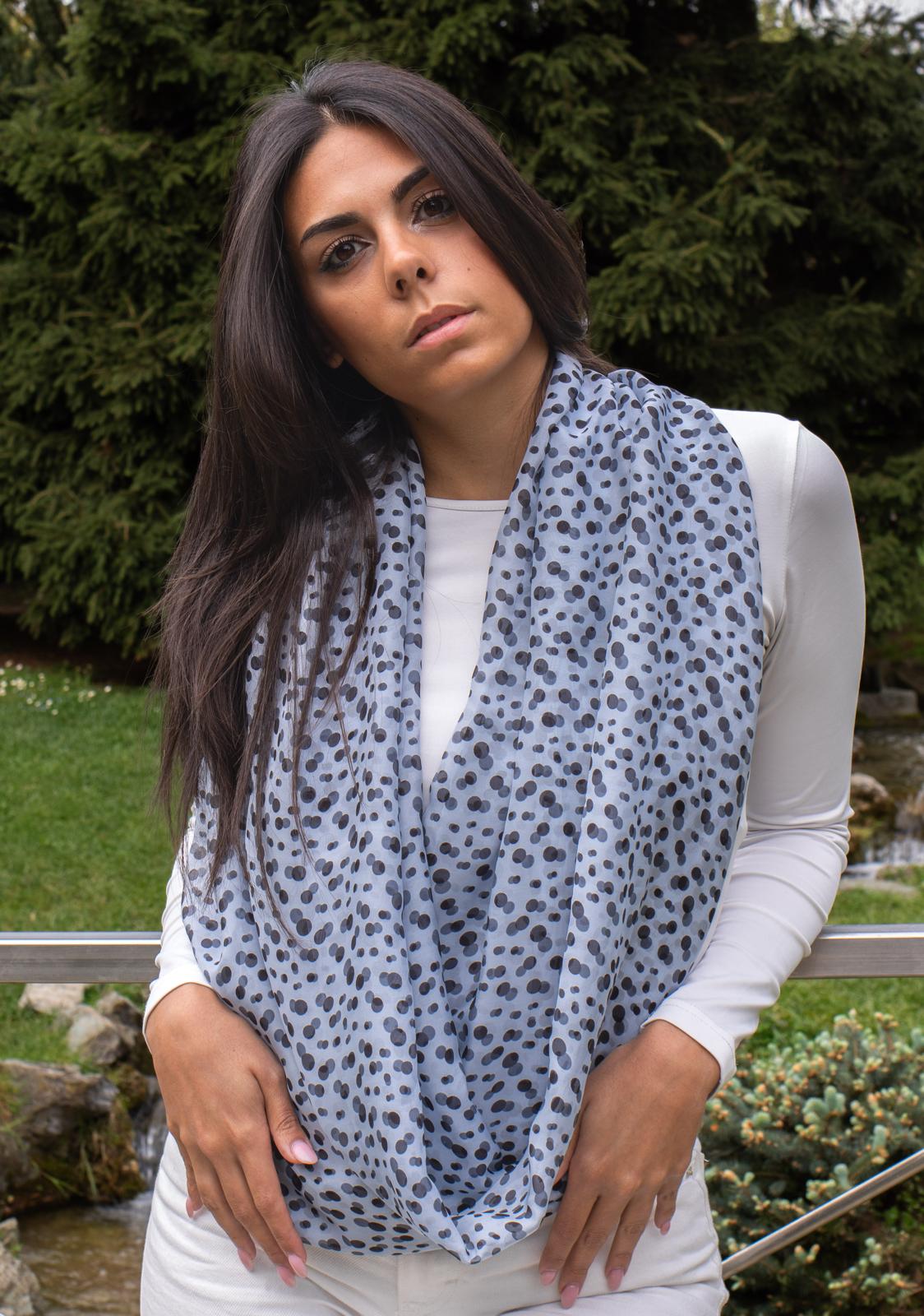 Azul Pois — Foulard in seta, fantasia a pois azzurra, ritratto frontale — La Corte dei Foulard, DelixGo