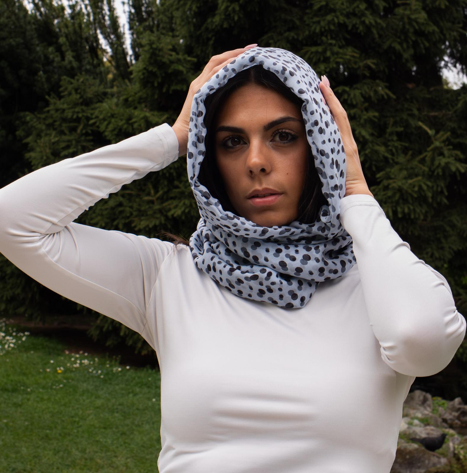 Azul Pois — Foulard in seta, fantasia a pois azzurra, portato in testa — La Corte dei Foulard, DelixGo