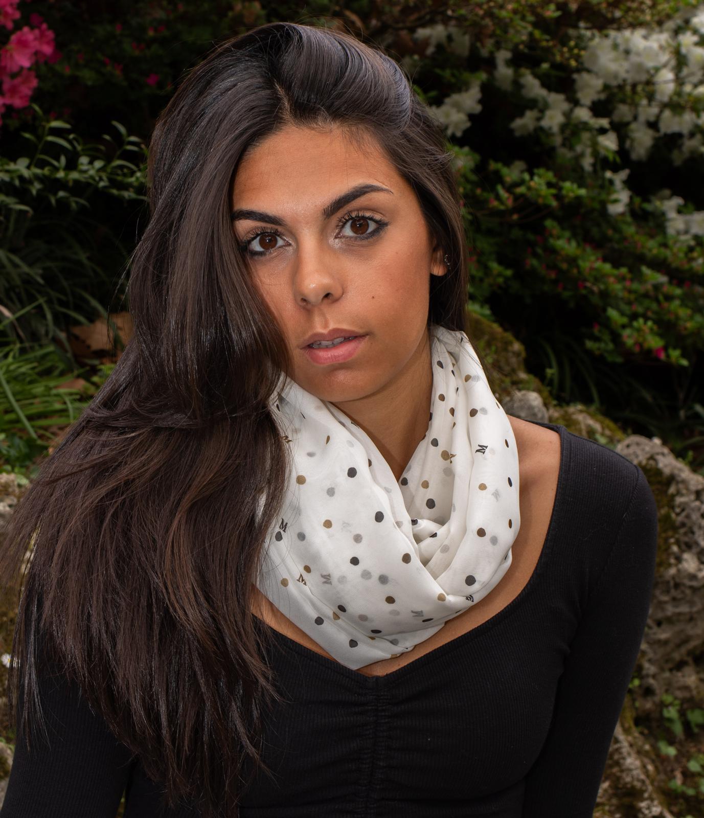 Pois — Foulard in seta, fantasia a pois bianco e oro, ritratto frontale annodato al collo — La Corte dei Foulard, DelixGo