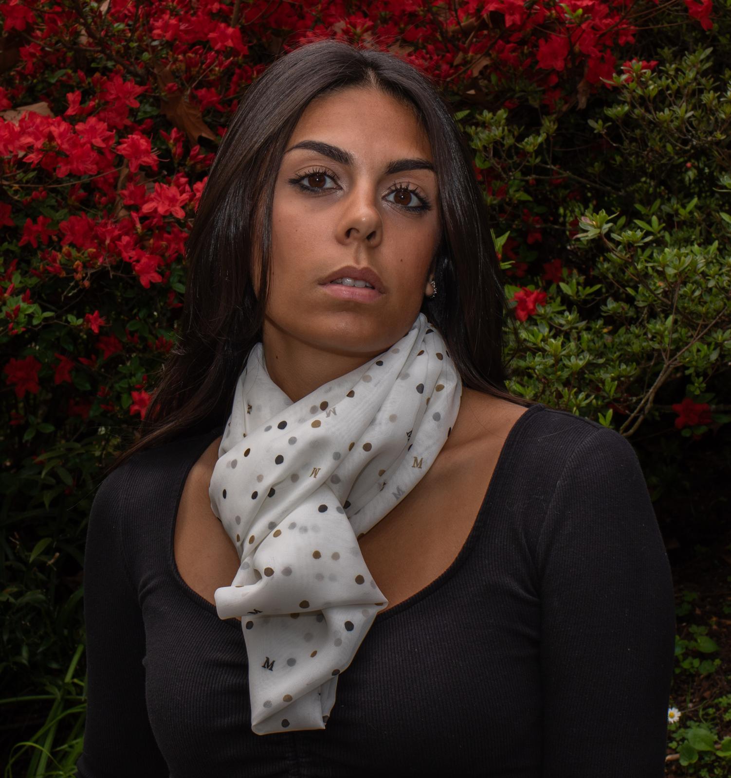 Pois — Foulard in seta, fantasia a pois bianco e oro, ritratto tra le fioriture rosse — La Corte dei Foulard, DelixGo