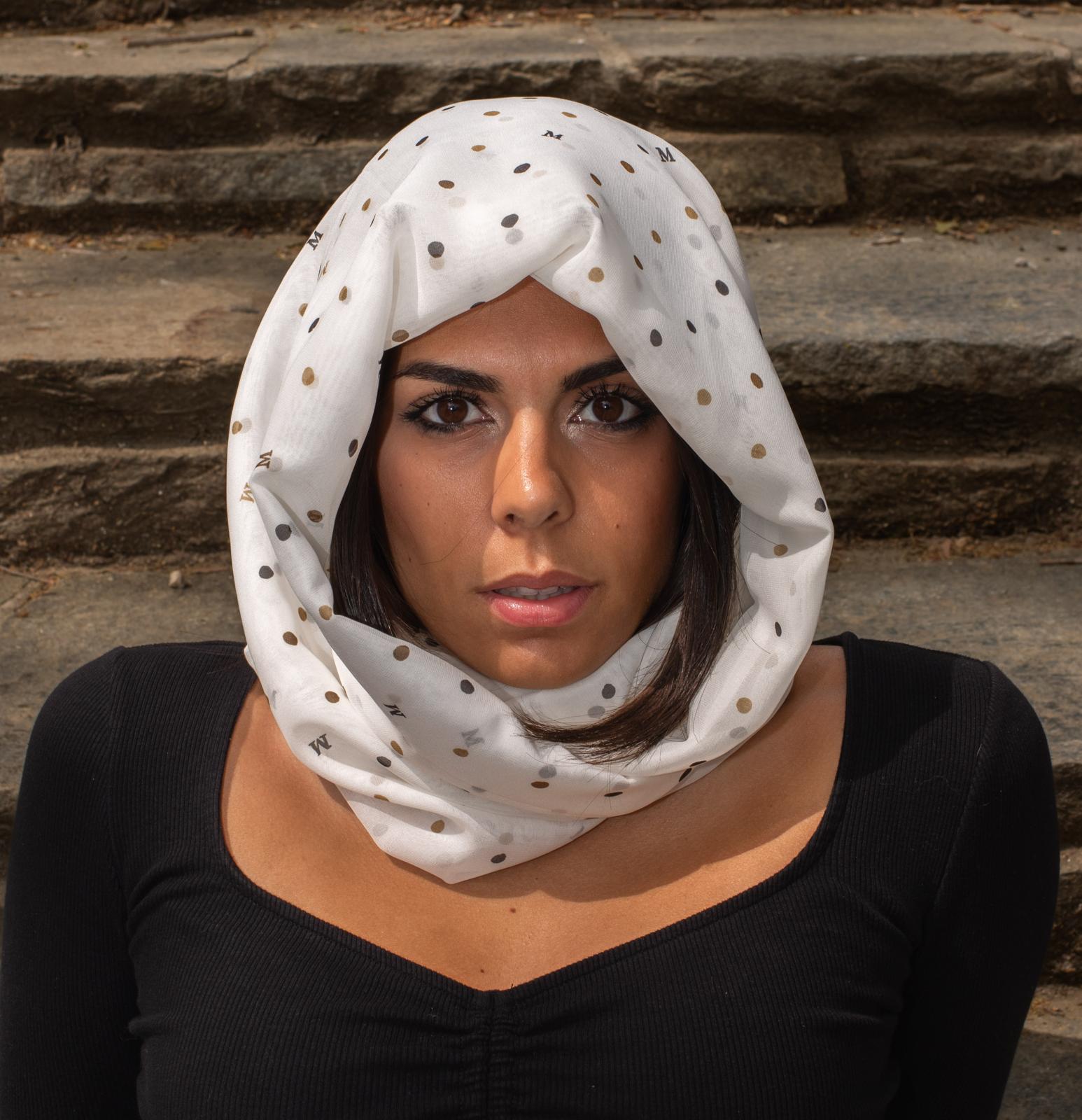 Pois — Foulard in seta, fantasia a pois bianco e oro, portato in testa — La Corte dei Foulard, DelixGo