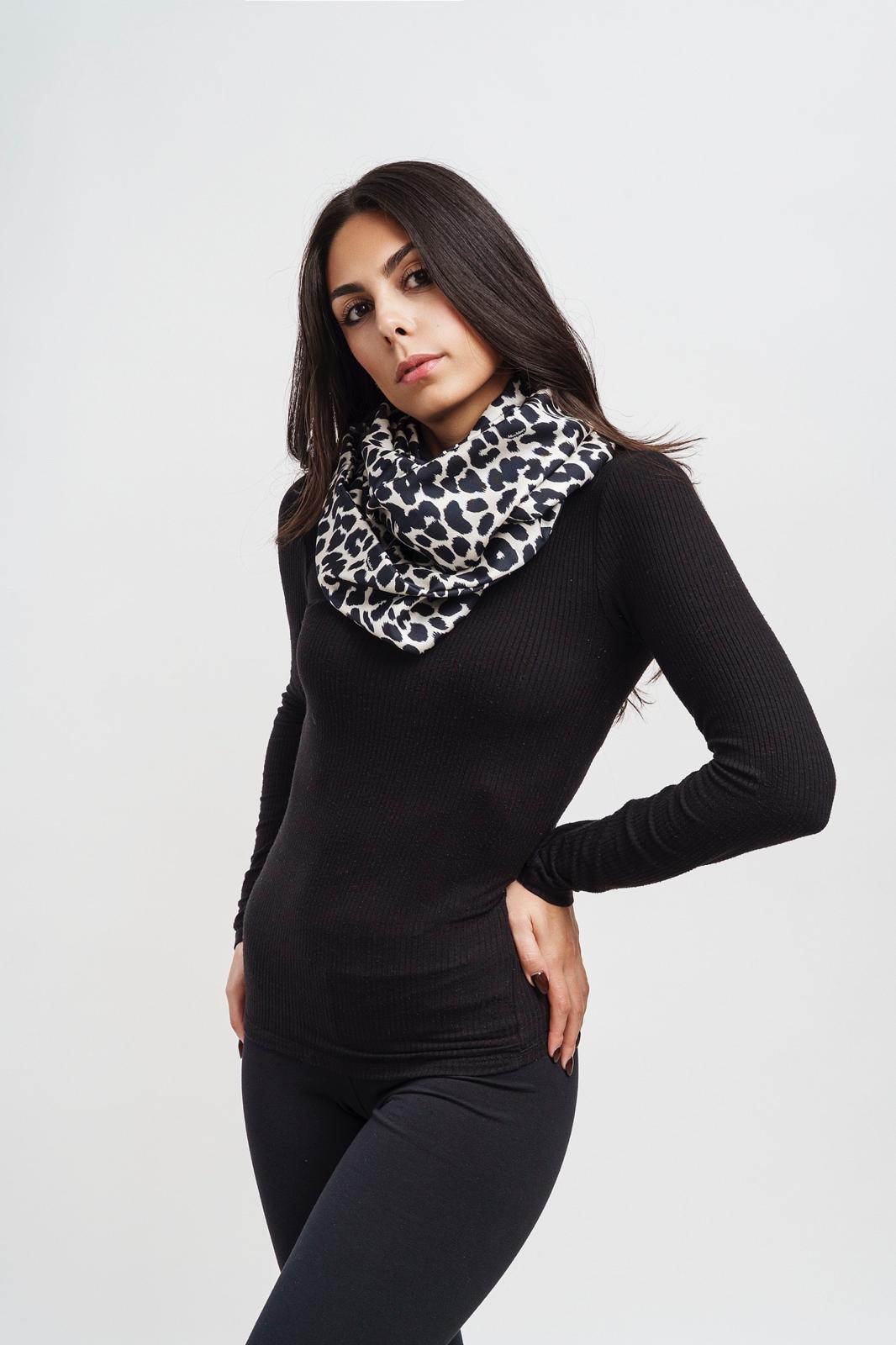 Leopardo — Foulard in seta, fantasia animalier leopardata, annodato al collo — La Corte dei Foulard, DelixGo