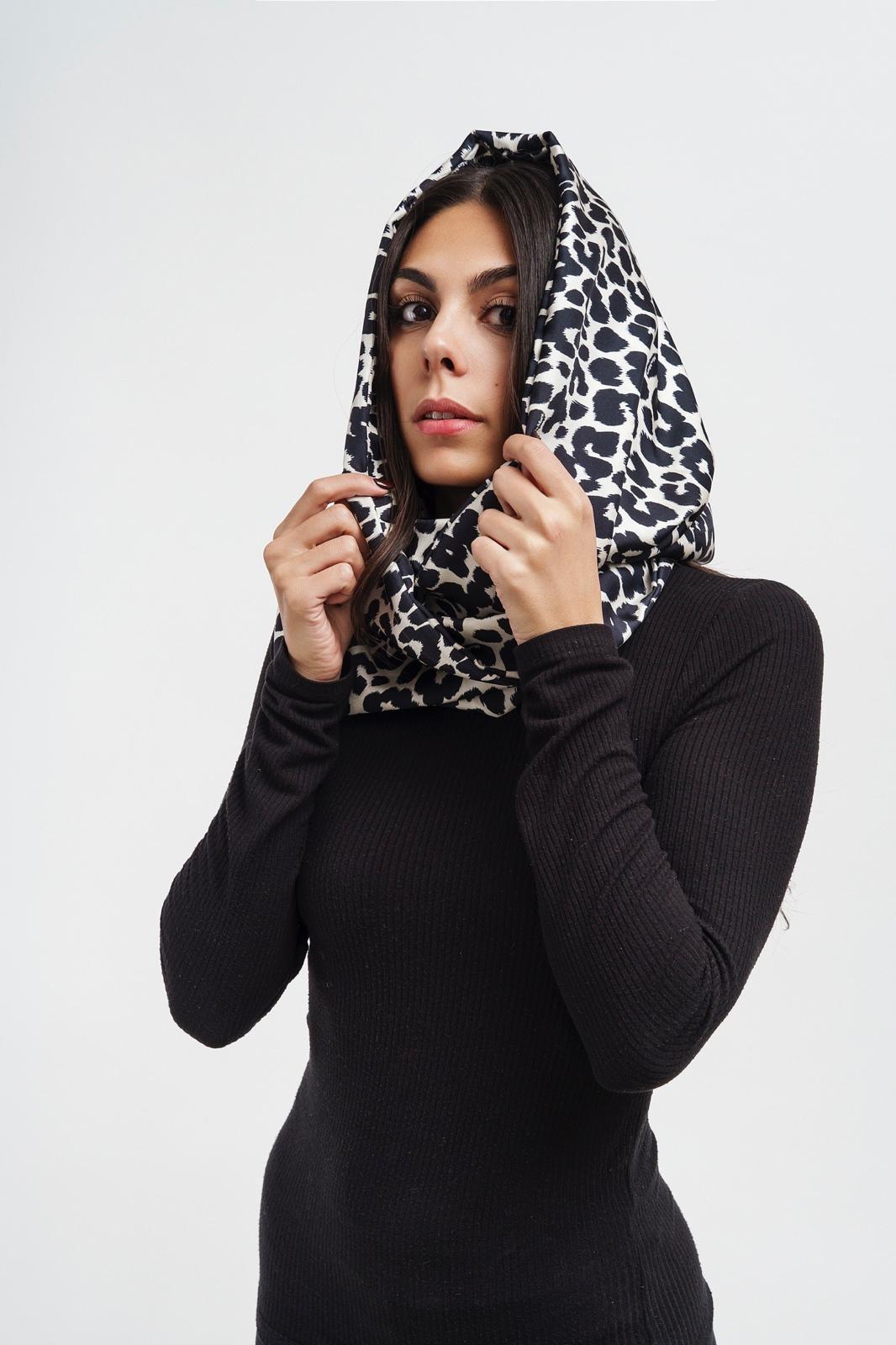 Leopardo — Foulard in seta, fantasia animalier leopardata, portato in testa — La Corte dei Foulard, DelixGo