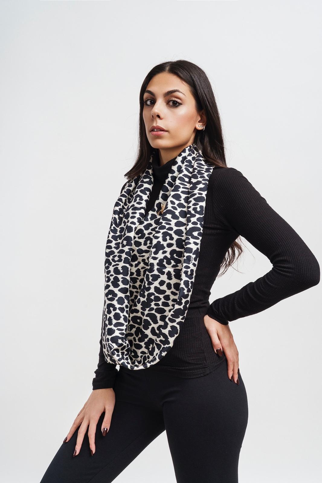 Leopardo — Foulard in seta, fantasia animalier leopardata, ritratto laterale con spilla colibrì — La Corte dei Foulard, DelixGo