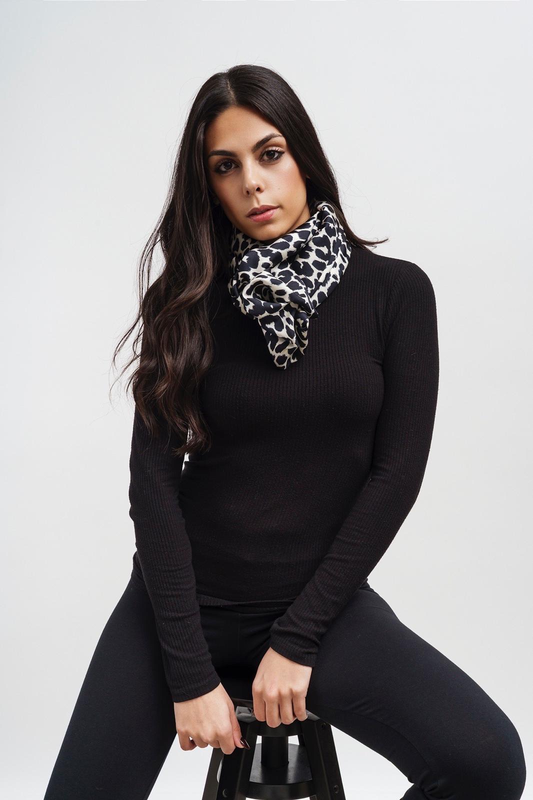 Leopardo — Foulard in seta, fantasia animalier leopardata, ritratto frontale — La Corte dei Foulard, DelixGo