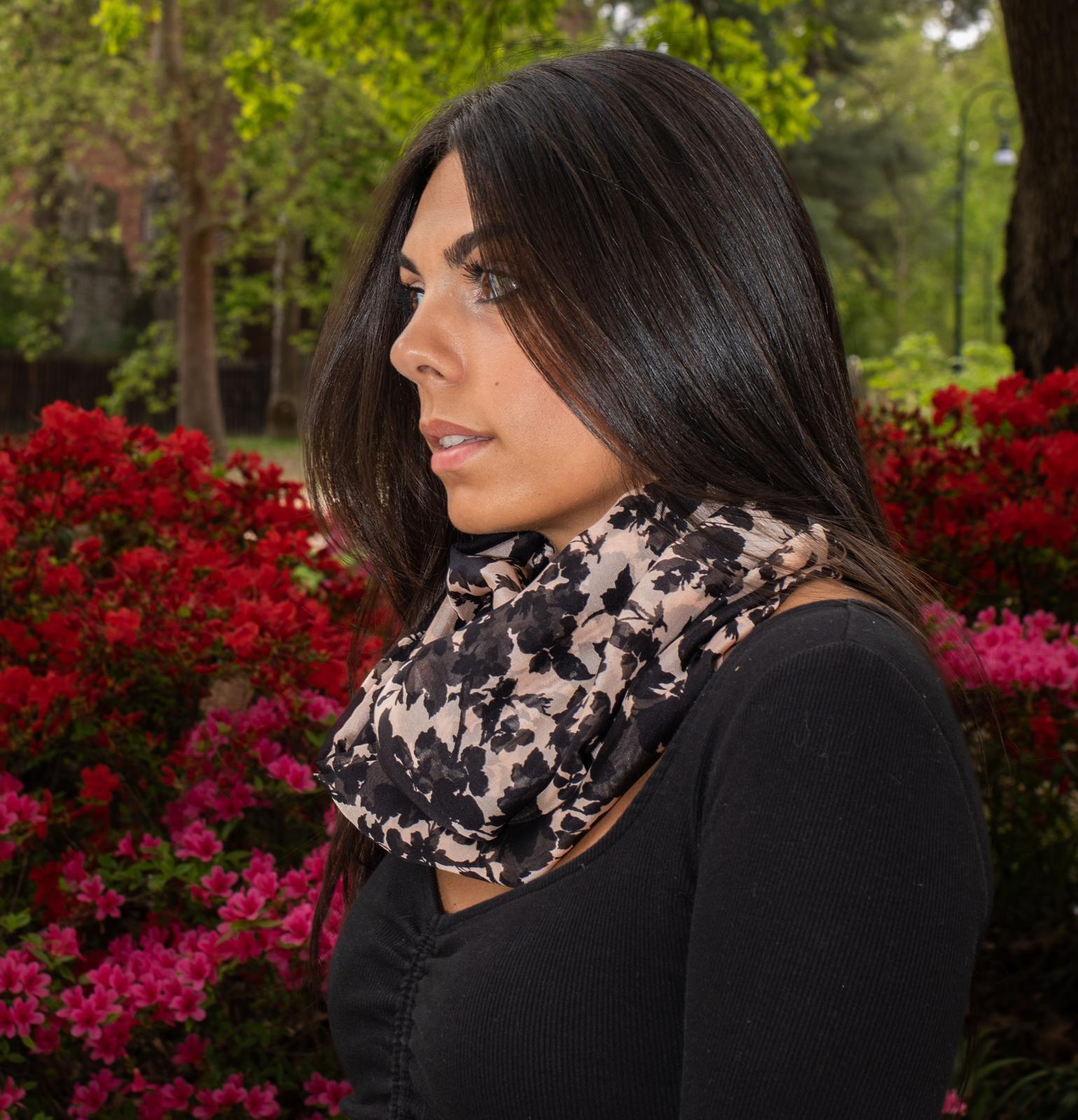 Rosanera — Foulard in seta, fantasia floreale nera su fondo beige, ritratto di profilo tra i fiori — La Corte dei Foulard, DelixGo