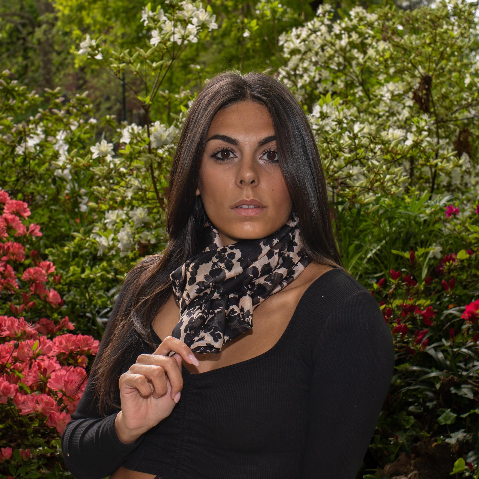 Rosanera — Foulard in seta, fantasia floreale nera su fondo beige, ritratto frontale annodato al collo — La Corte dei Foulard, DelixGo