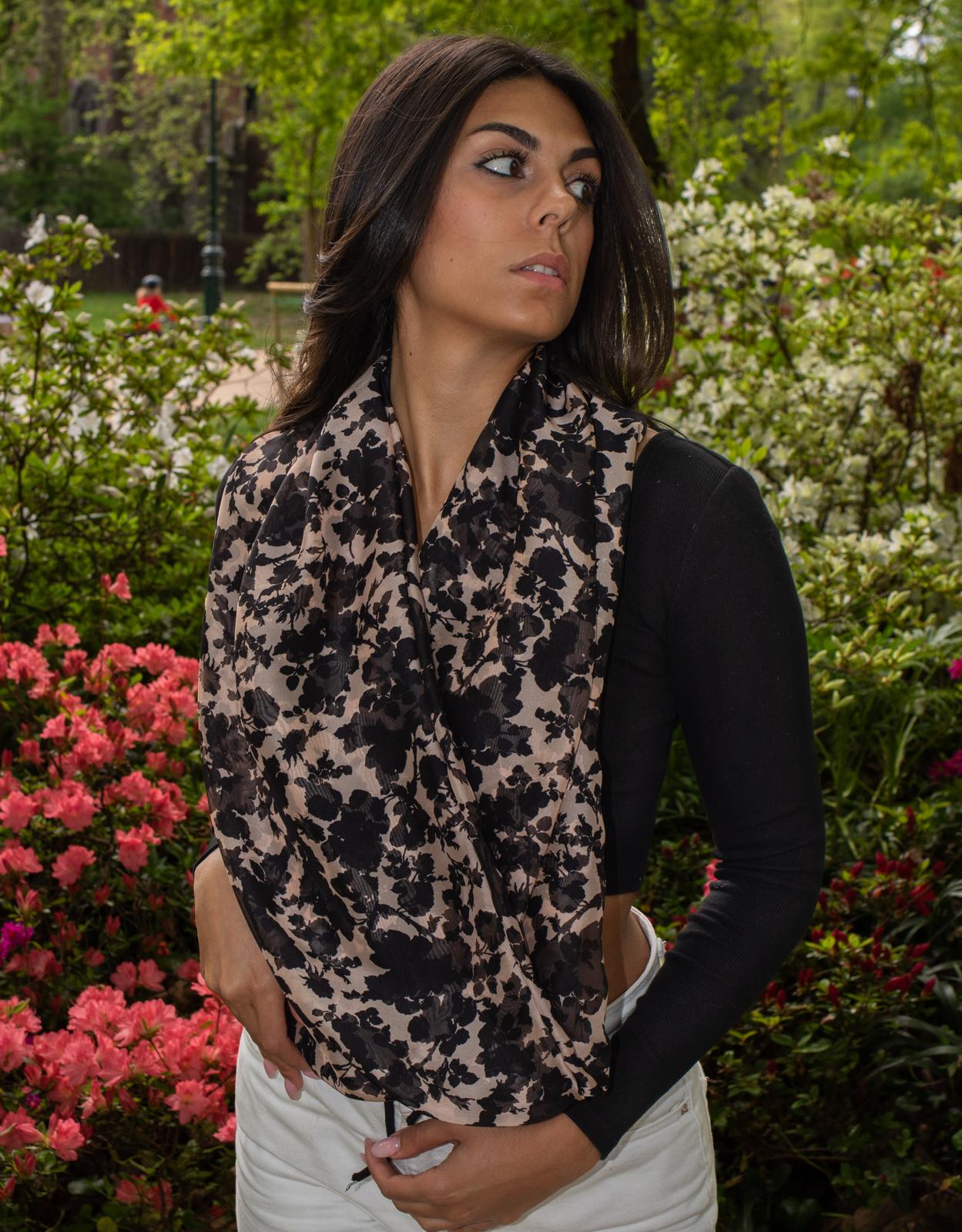Rosanera — Foulard in seta, fantasia floreale nera su fondo beige, ritratto laterale tra i fiori — La Corte dei Foulard, DelixGo