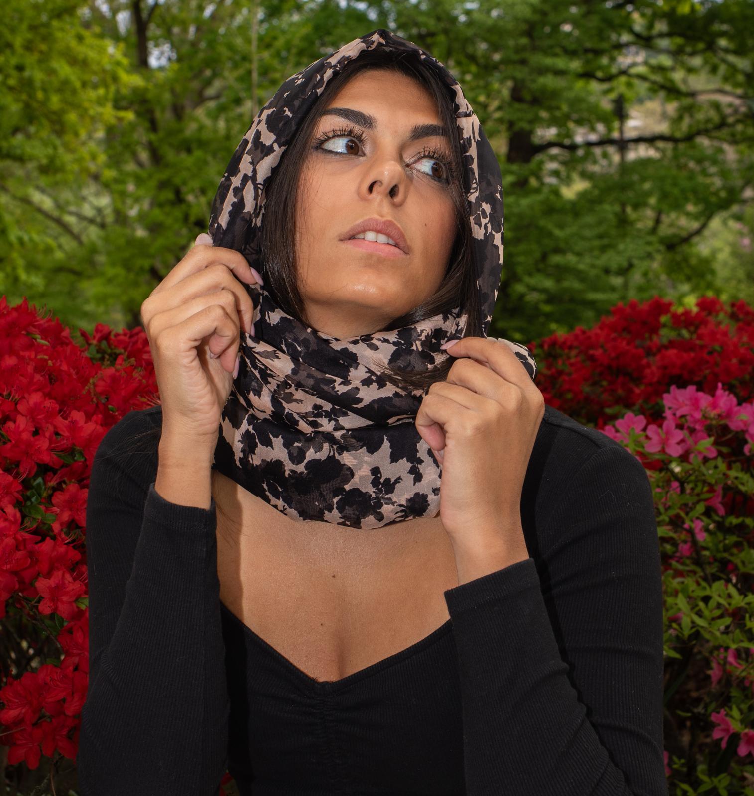 Rosanera — Foulard in seta, fantasia floreale nera su fondo beige, portato in testa — La Corte dei Foulard, DelixGo