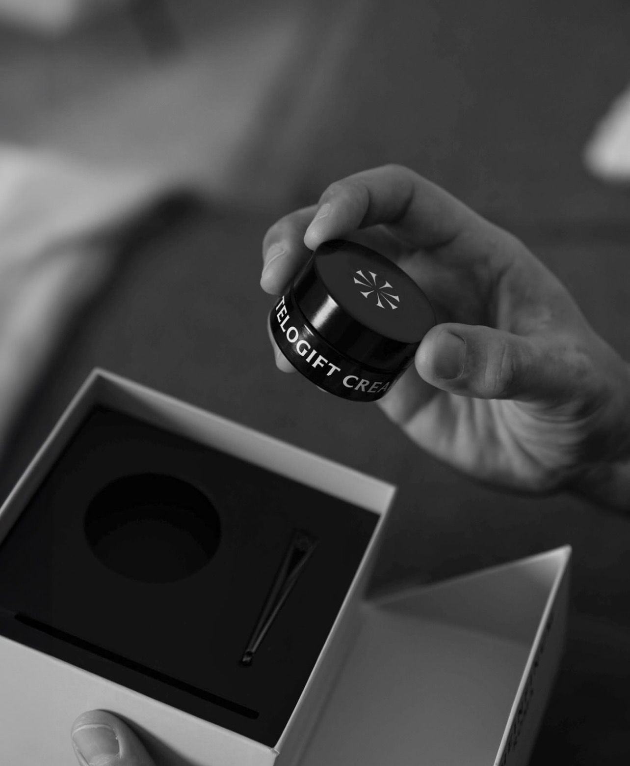 Telogift Cream, vasetto in mano sopra la confezione con applicatore