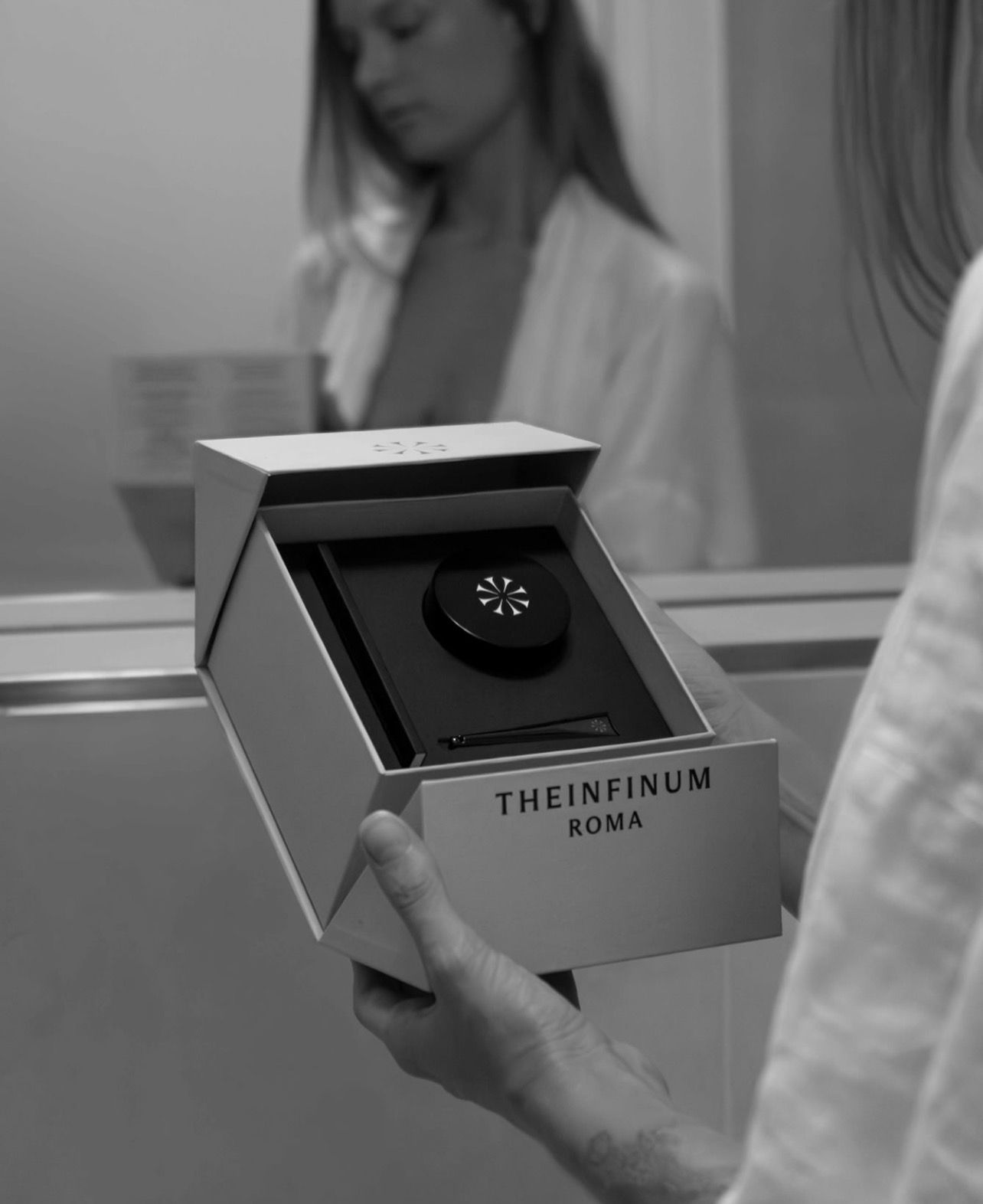 Confezione THEINFINUM Roma aperta, in mano
