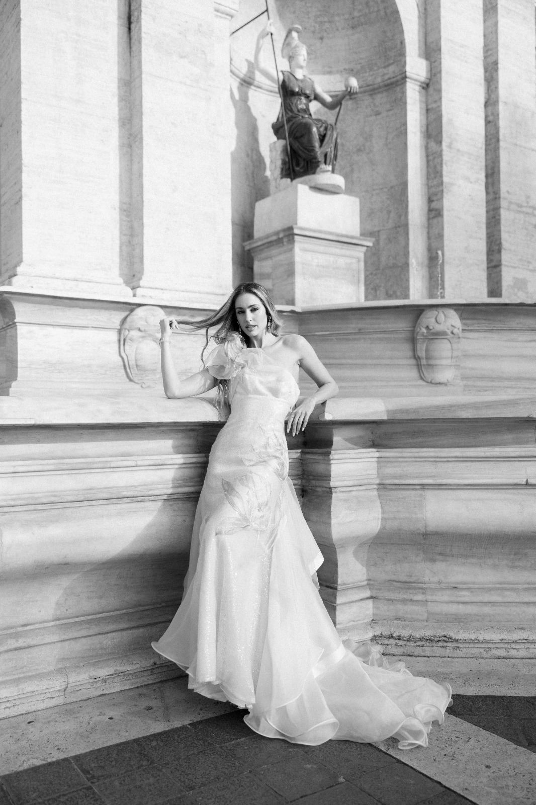 Abito Mariel Couture in organza di seta dipinta a mano, ritratto in bianco e nero al Campidoglio