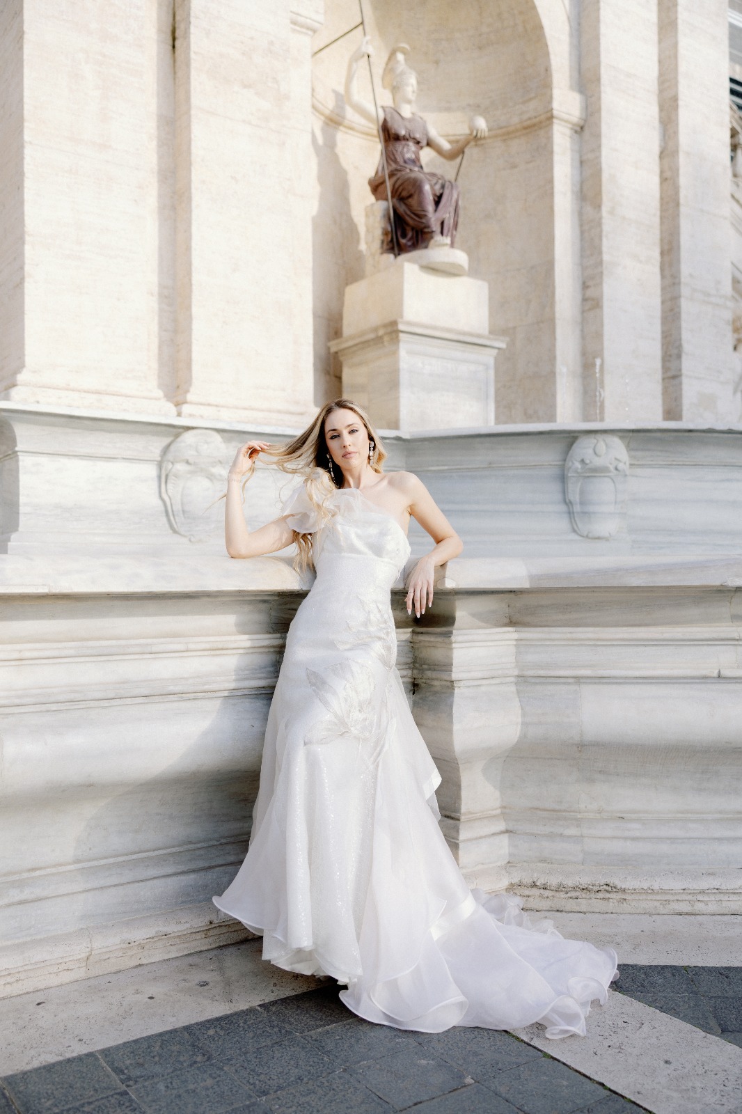Dettaglio dell'abito dipinto a mano: motivo floreale sulla gonna in organza di seta avorio