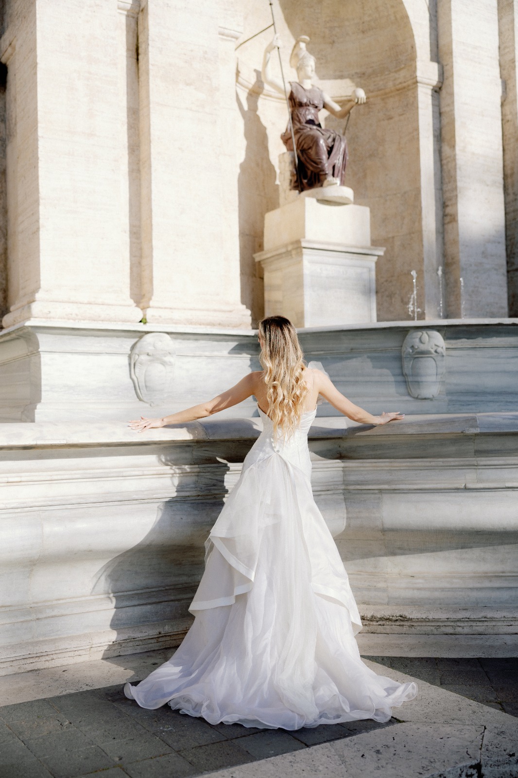 Retro dell'abito con strascico in balze di organza di seta naturale