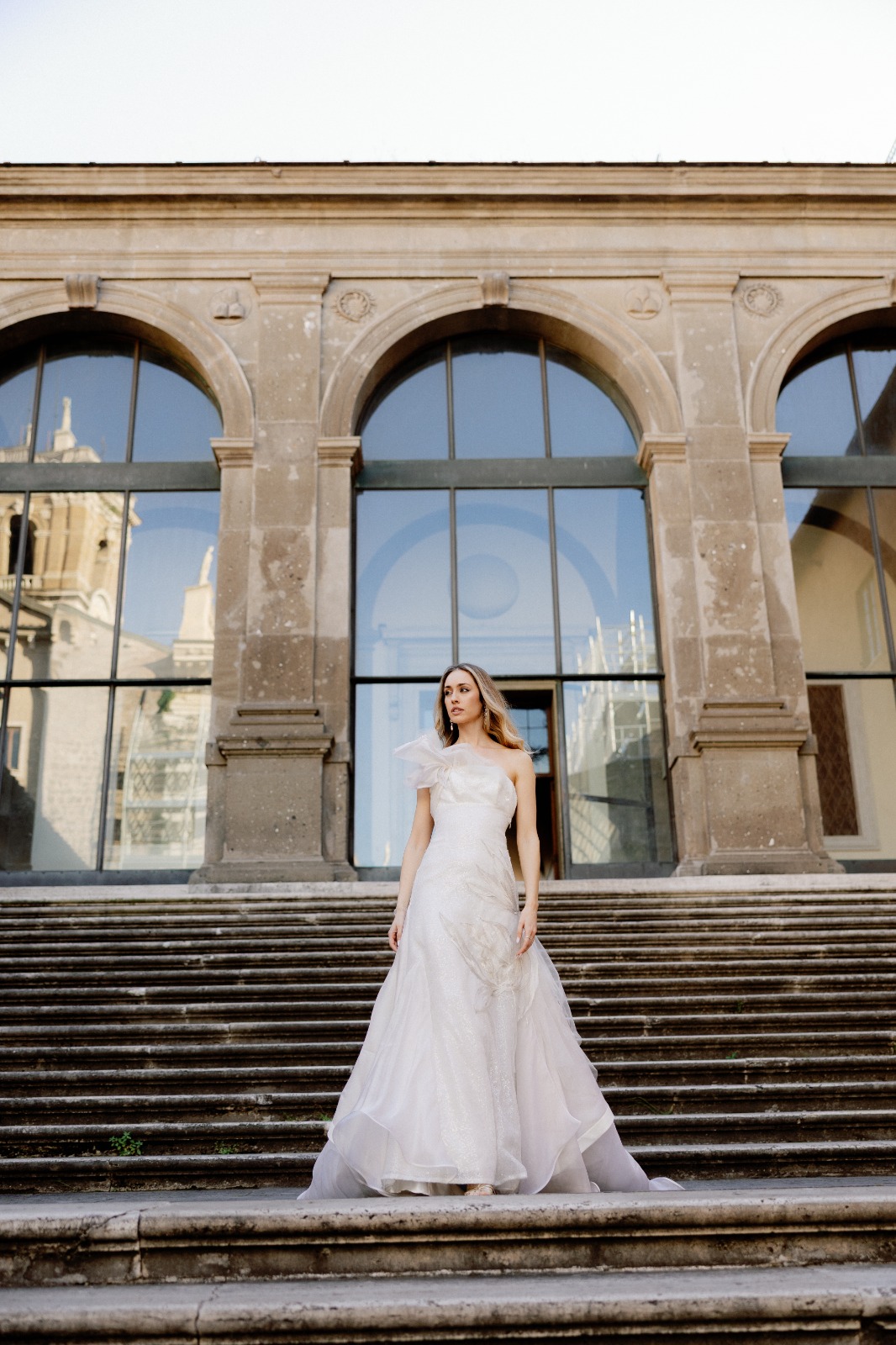 Abito da sposa Mariel Couture su misura, organza di seta con strascico, sulla scalinata di un palazzo storico a Roma
