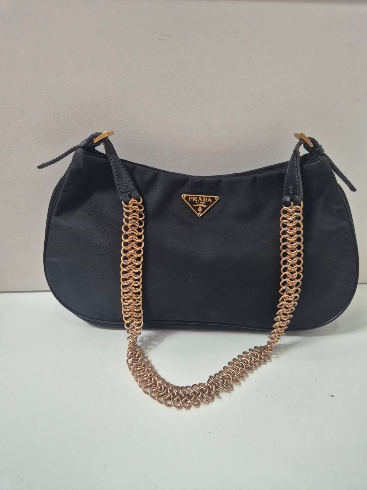 PRADA Borsa a spalla in nylon nero con catena oro — DelixGo Luxury Bags