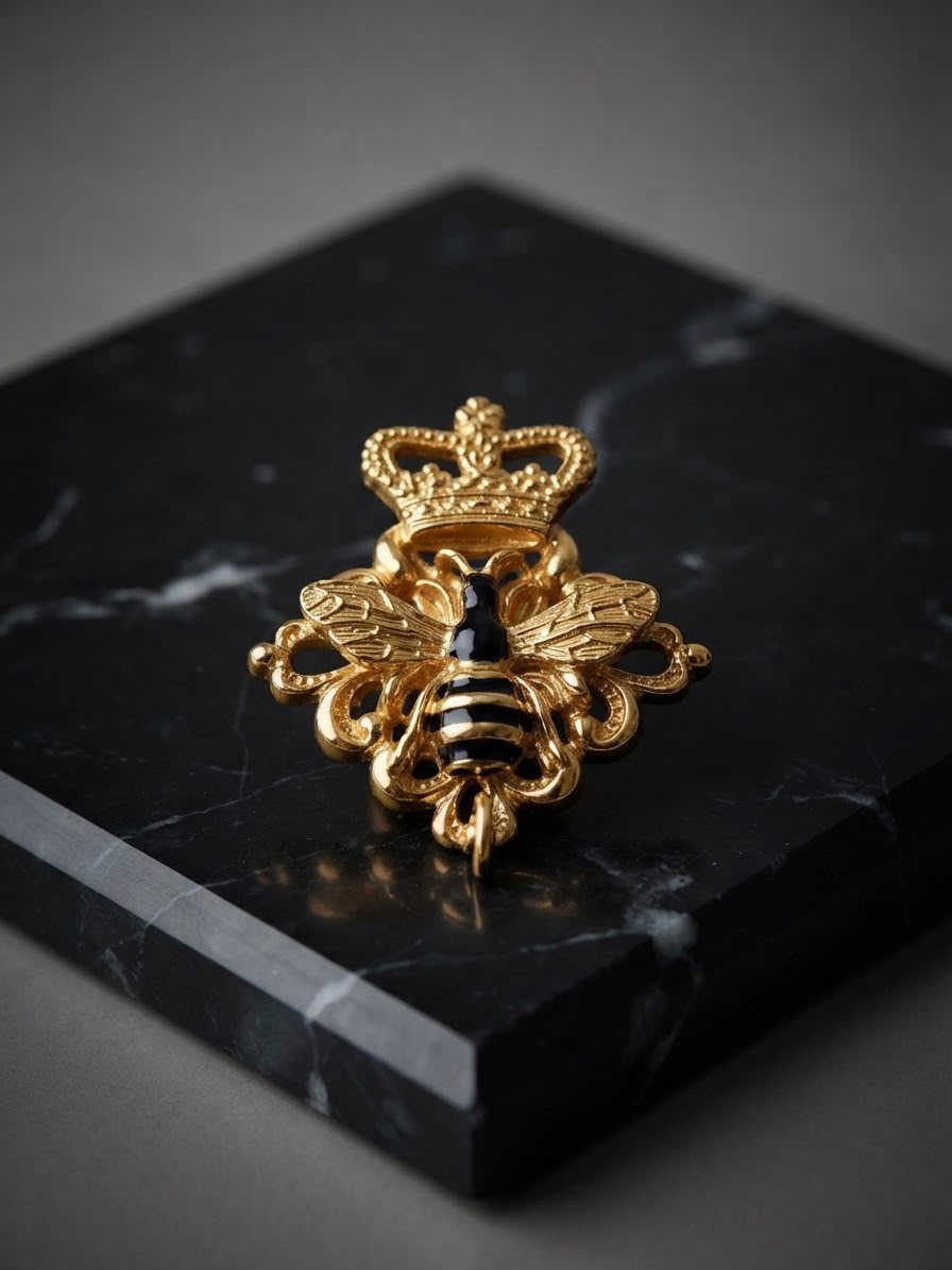 Ape Regina — Fermafoulard magnetico, ape smaltata nera e oro con corona e cornice traforata in ottone dorato — La Corte dei Foulard, DelixGo