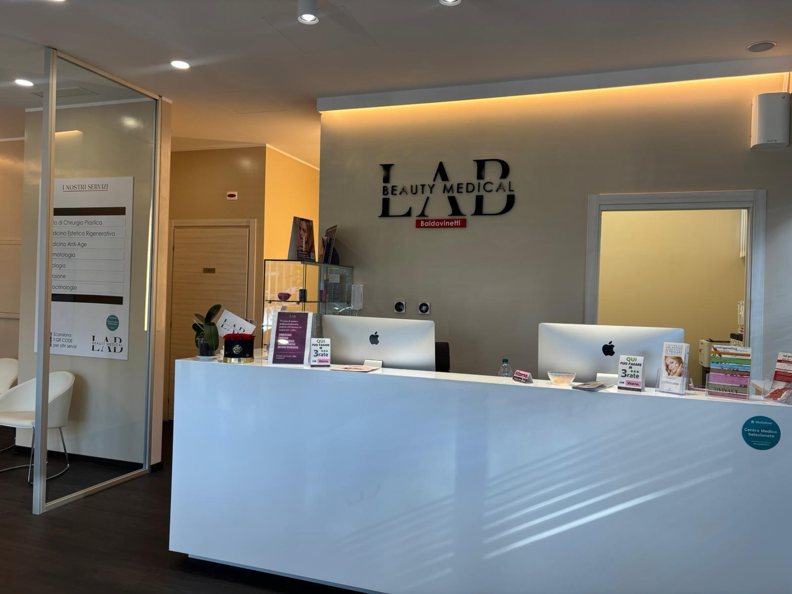La reception di Beauty Medical Lab con il logo dello studio