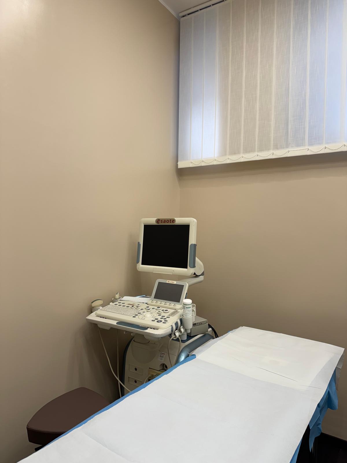 L'ecografo nello studio delle ecografie di Beauty Medical Lab