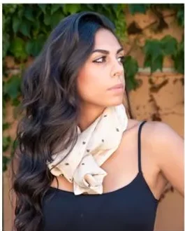 Fiorelluccio — Foulard in seta, fantasia botanica a piccoli fiori, portato in testa — La Corte dei Foulard, DelixGo