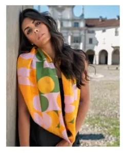 Brasilia — Foulard in seta, fantasia geometrica, drappeggiato sulle spalle — La Corte dei Foulard, DelixGo