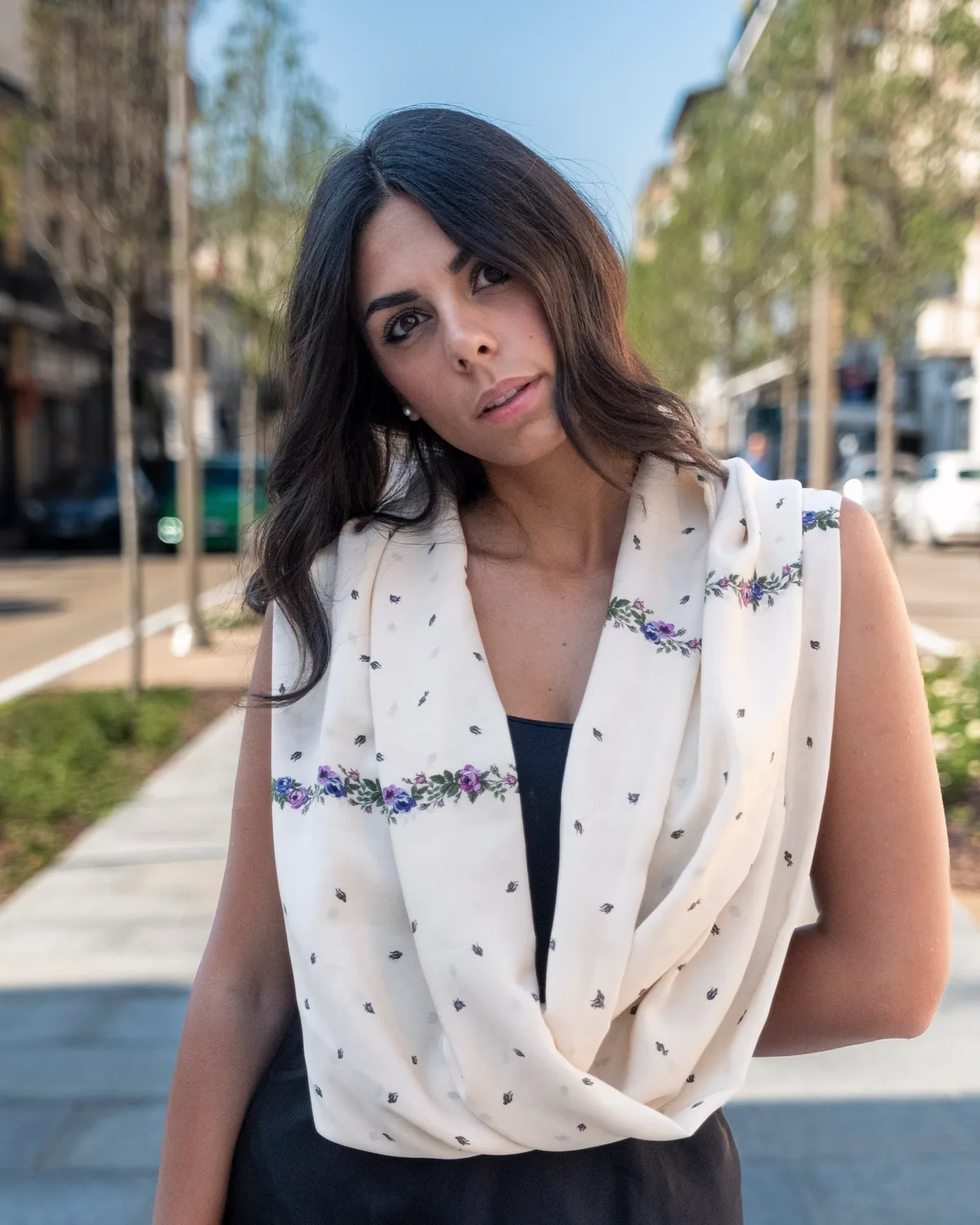 Fiorelluccio — Foulard in seta, fantasia botanica a piccoli fiori, annodato al collo — La Corte dei Foulard, DelixGo