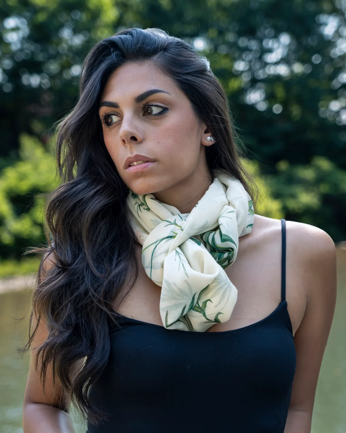 Fiorelluccio — Foulard in seta, fantasia botanica a piccoli fiori, drappeggiato — La Corte dei Foulard, DelixGo