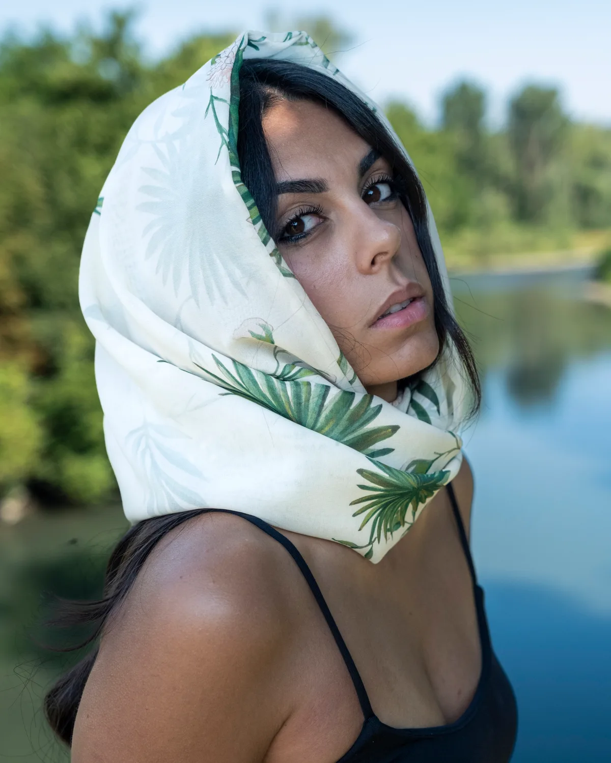Selva — Foulard in seta, fantasia botanica a foglie, portato in testa — La Corte dei Foulard, DelixGo