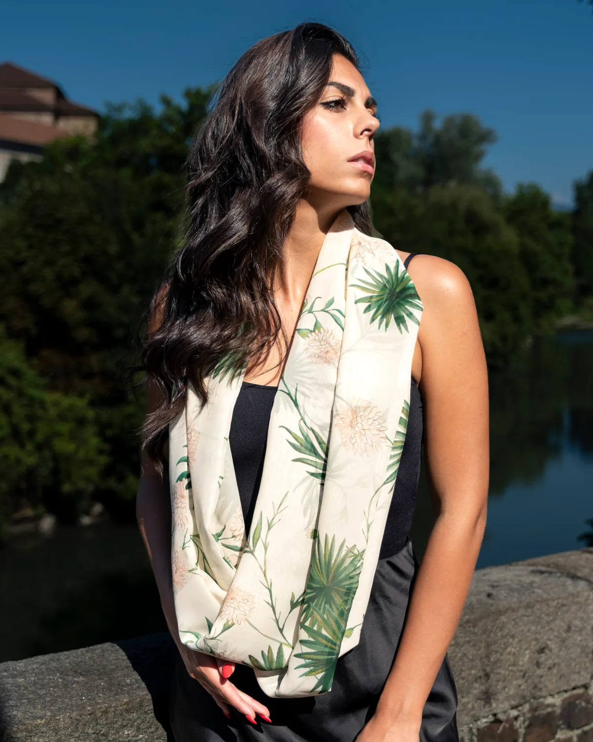 Selva — Foulard in seta, fantasia botanica a foglie, sulle spalle — La Corte dei Foulard, DelixGo